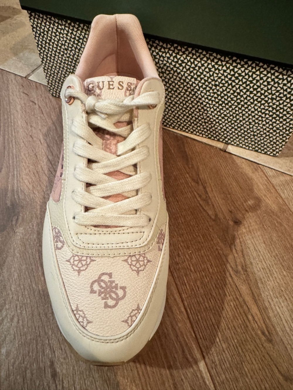 GUESS Cream and Light Pink Logo Low-Top Sneakers
